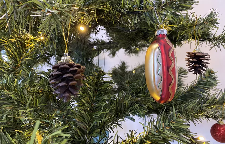 Photo du détail d'une boule du sapin de Noël