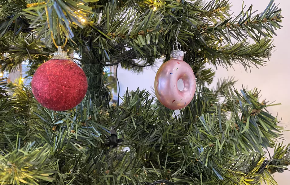 Photo du détail d'une boule du sapin de Noël